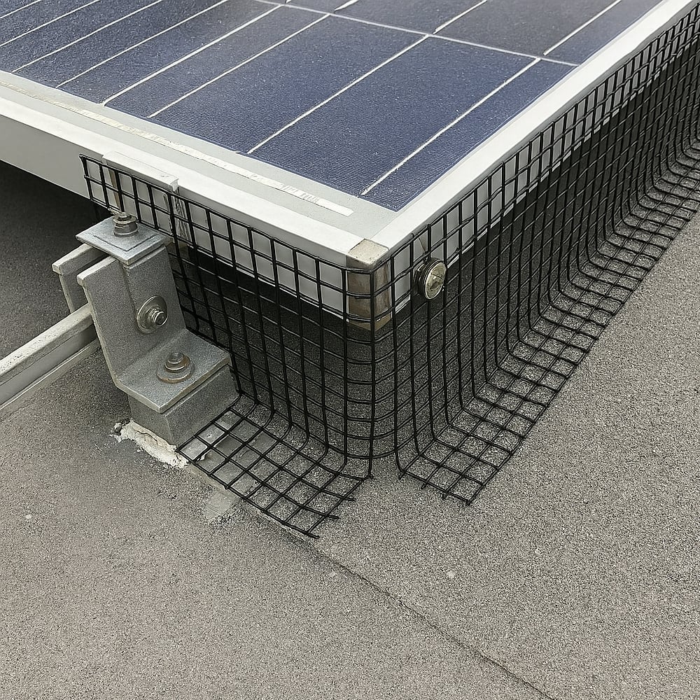 Anwendungsbeispiel: Schutzgitter, das um die Ecke eines Solarmoduls befestigt wurde