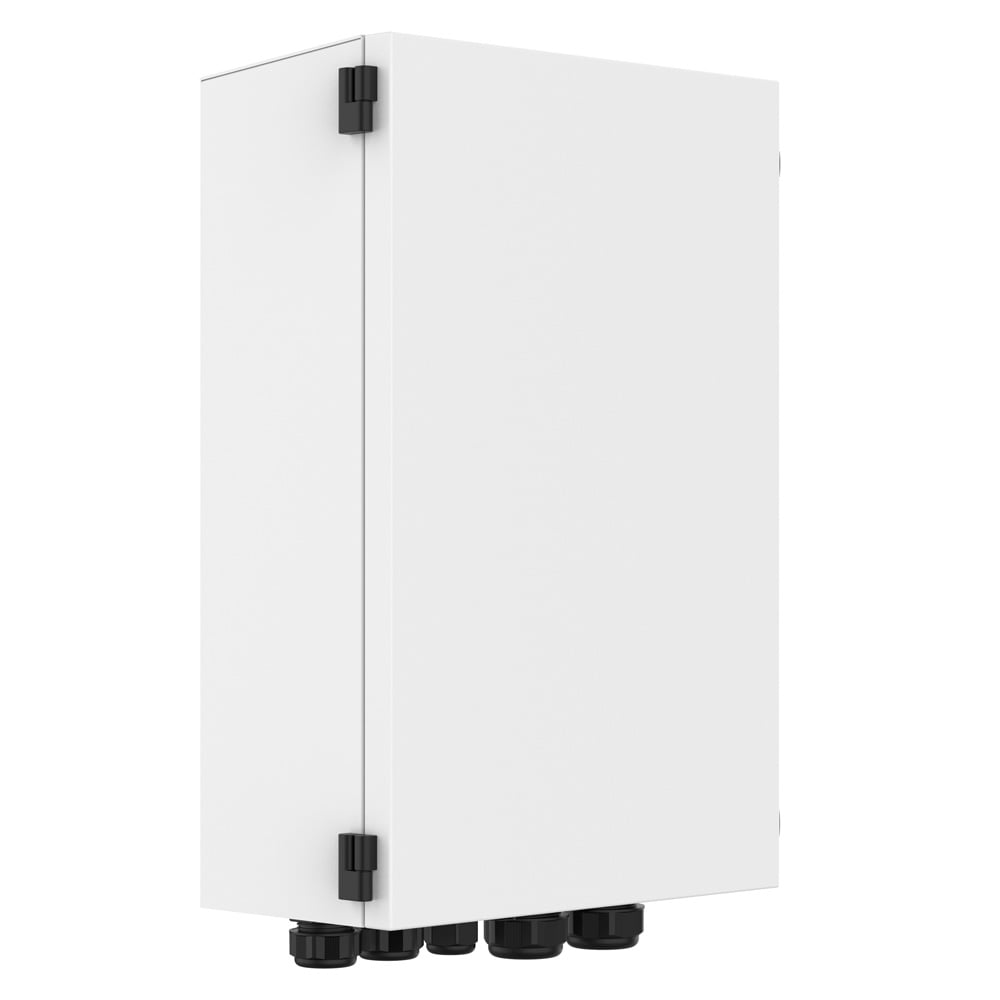 Schrägansicht von links: weiße, rechteckige Solax X3-Matebox G2; schwarze Scharniere & unten schwarze Kabelverschraubungen