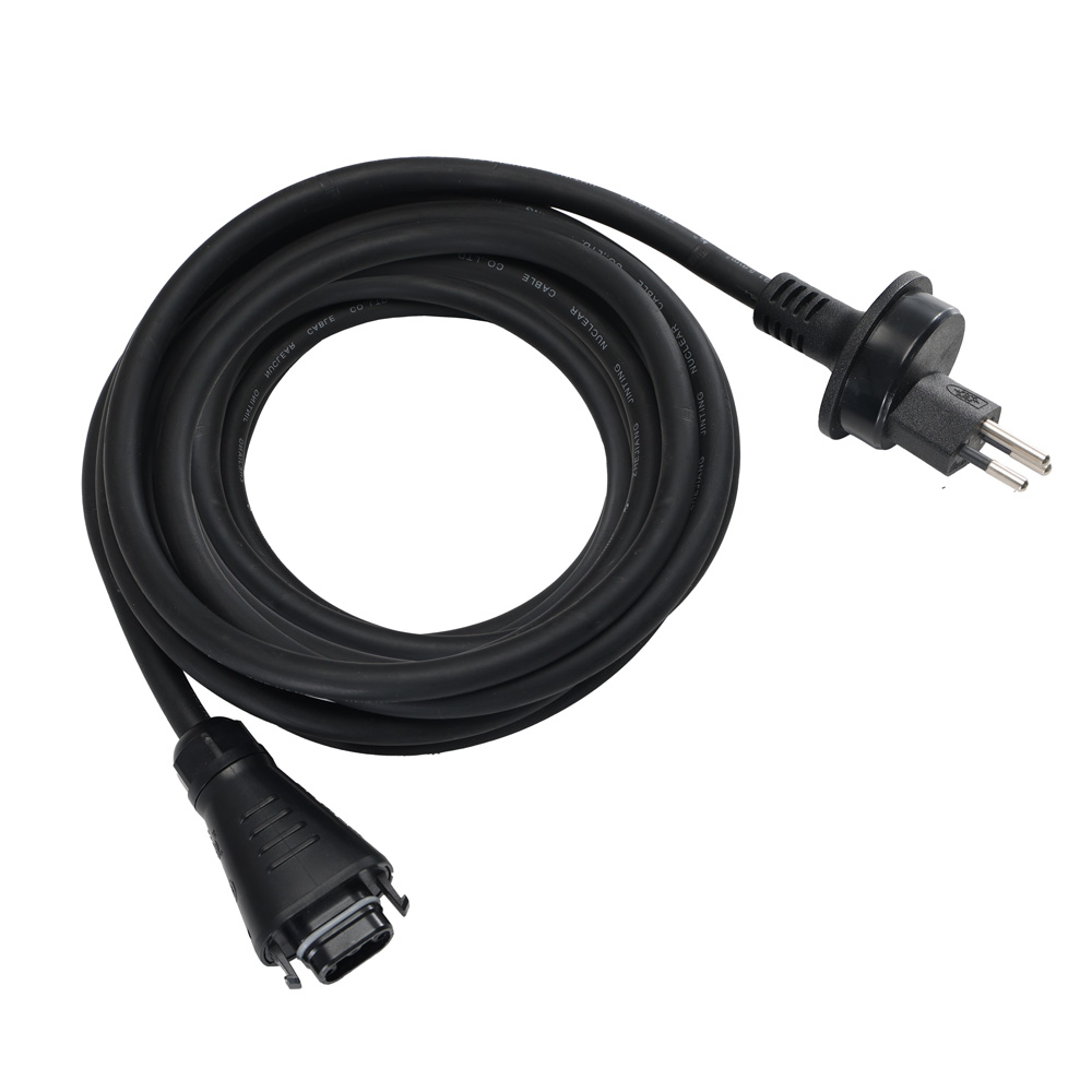 Schrägansicht des schwarzen 10 Meter Netzkabels mit Schweizer Typ-13-Stecker und BC05-Anschluss, aufgerollt