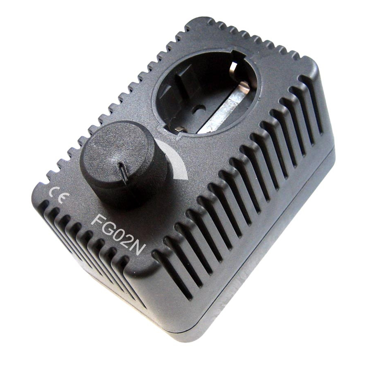 Schrägansicht des schwazren Kemo FG002N Leistungsreglers mit Steckdose und Drehregler