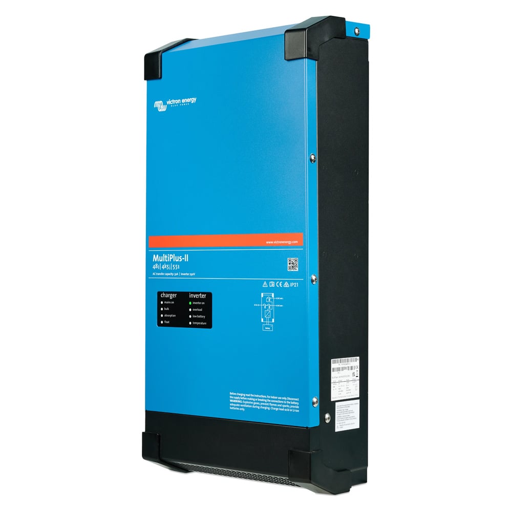Schrägansicht von rechts: blauer, rechteckige Victron MultiPlus 2 48/4k5/55-32 230V Gerätekombination mit LED-Anzeige