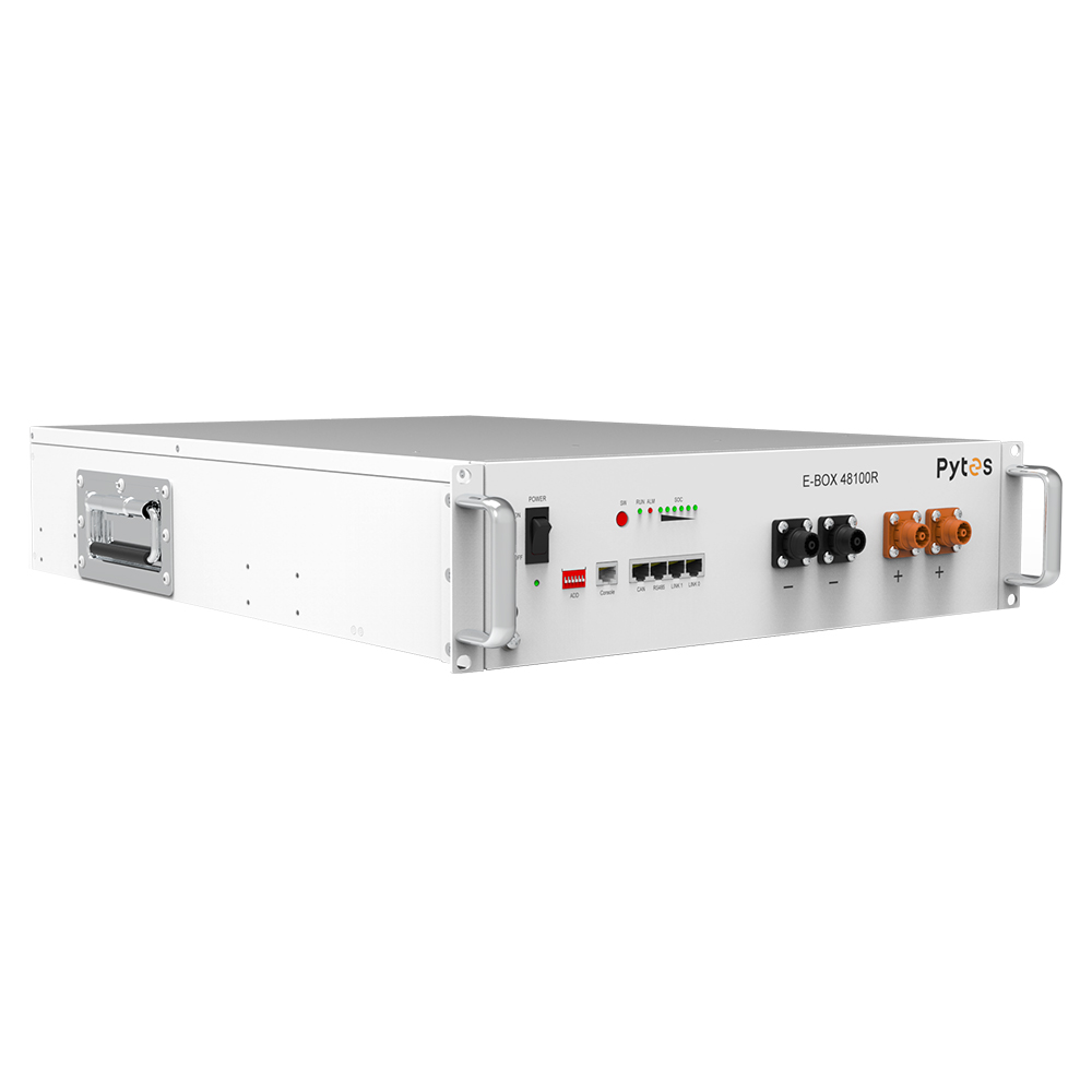 Schrägansicht: hellgraue, rechteckige Pytes E-Box 48100R-C Batterie mit silbernen Halterungen und Knöpfen/Anschlüssen