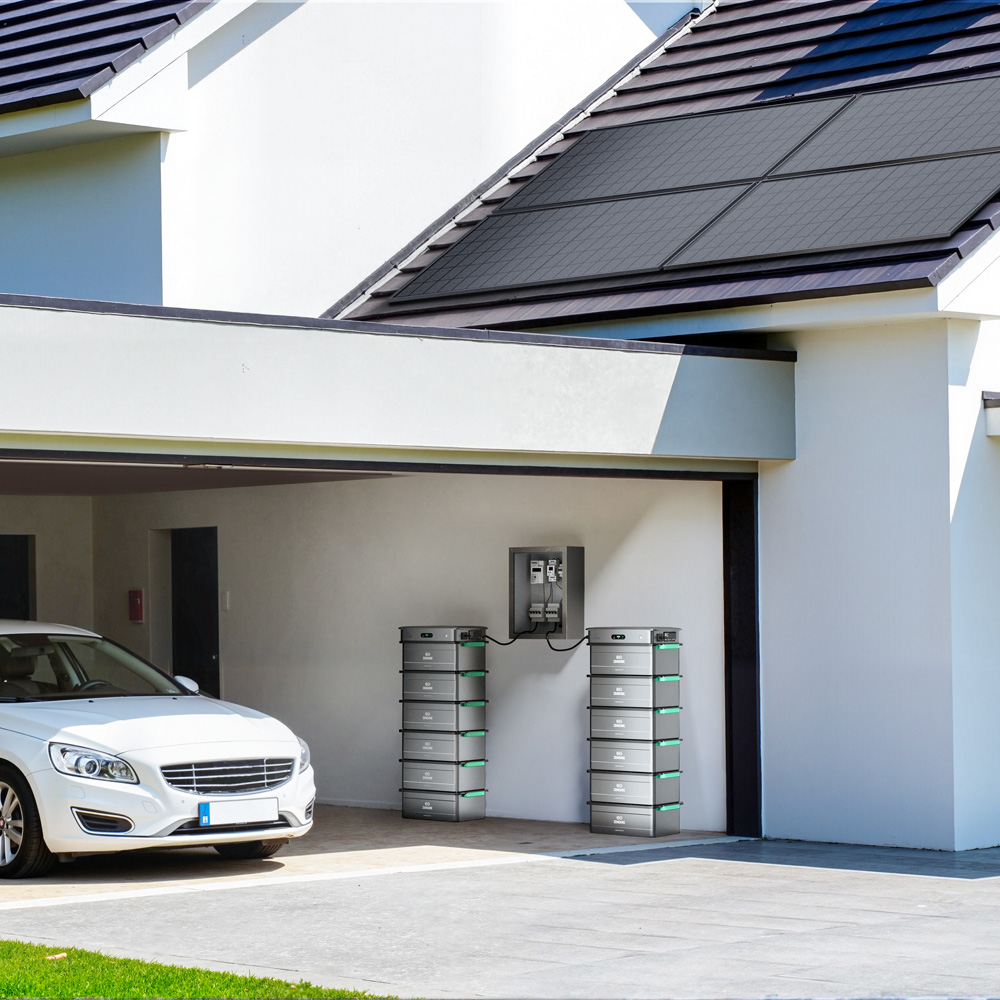 silberner Wechselrichter mit Batterien in Garage