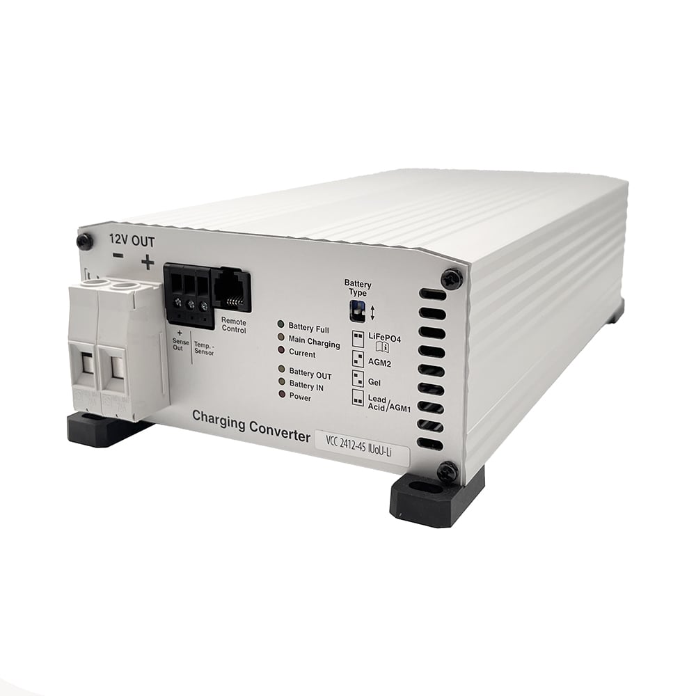 Schrägansicht: silbernes Votronic 3305 B2B-Ladegerät mit den zwei 12V Ausgängen, LED Statusanzeige und weiteren Anschlüssen