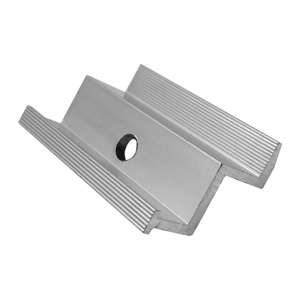 Mittelklemme für ein Solarmodul in silber in schräger Ansicht