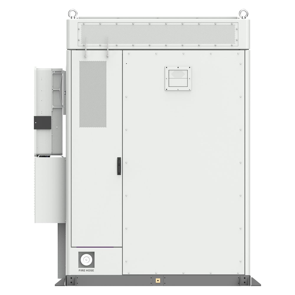 Rückseite des AELIO-B200 Energy Storage mit SolaX-Modulgehäuse auf der linken Seite und Lüftungsgittern