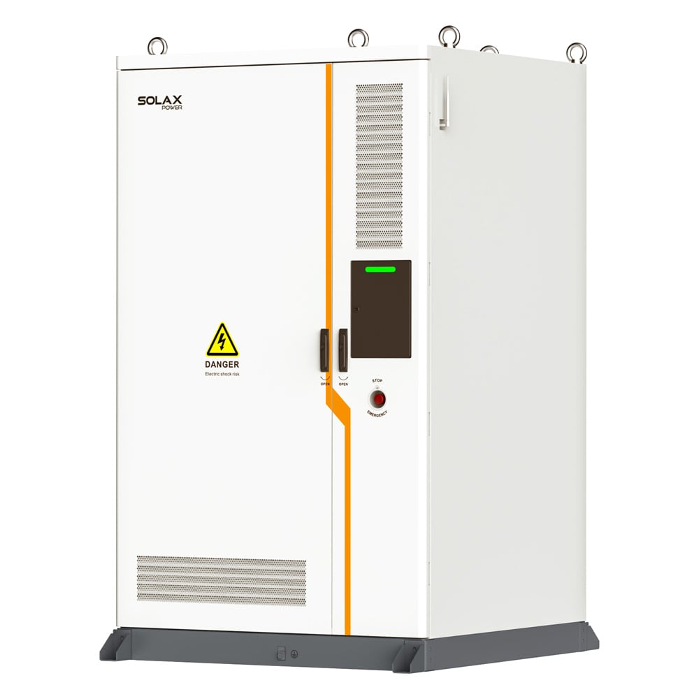 Schrägansicht von rechts: Weißes, rechteckiges Solax 125kw Power conversion System mit Lüftungsgitter und Stop-Knopf