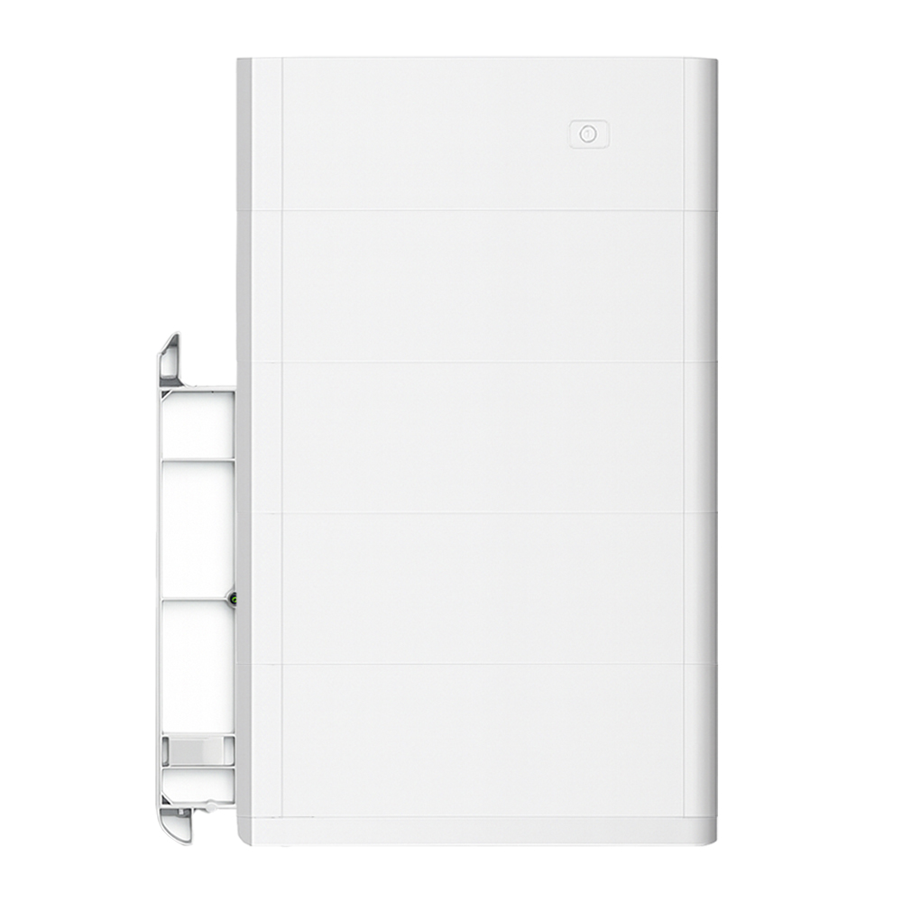 Frontansicht Haier Smart Cube System mit DC-Ladegerät, vier Batteriemodulen und Montagekit