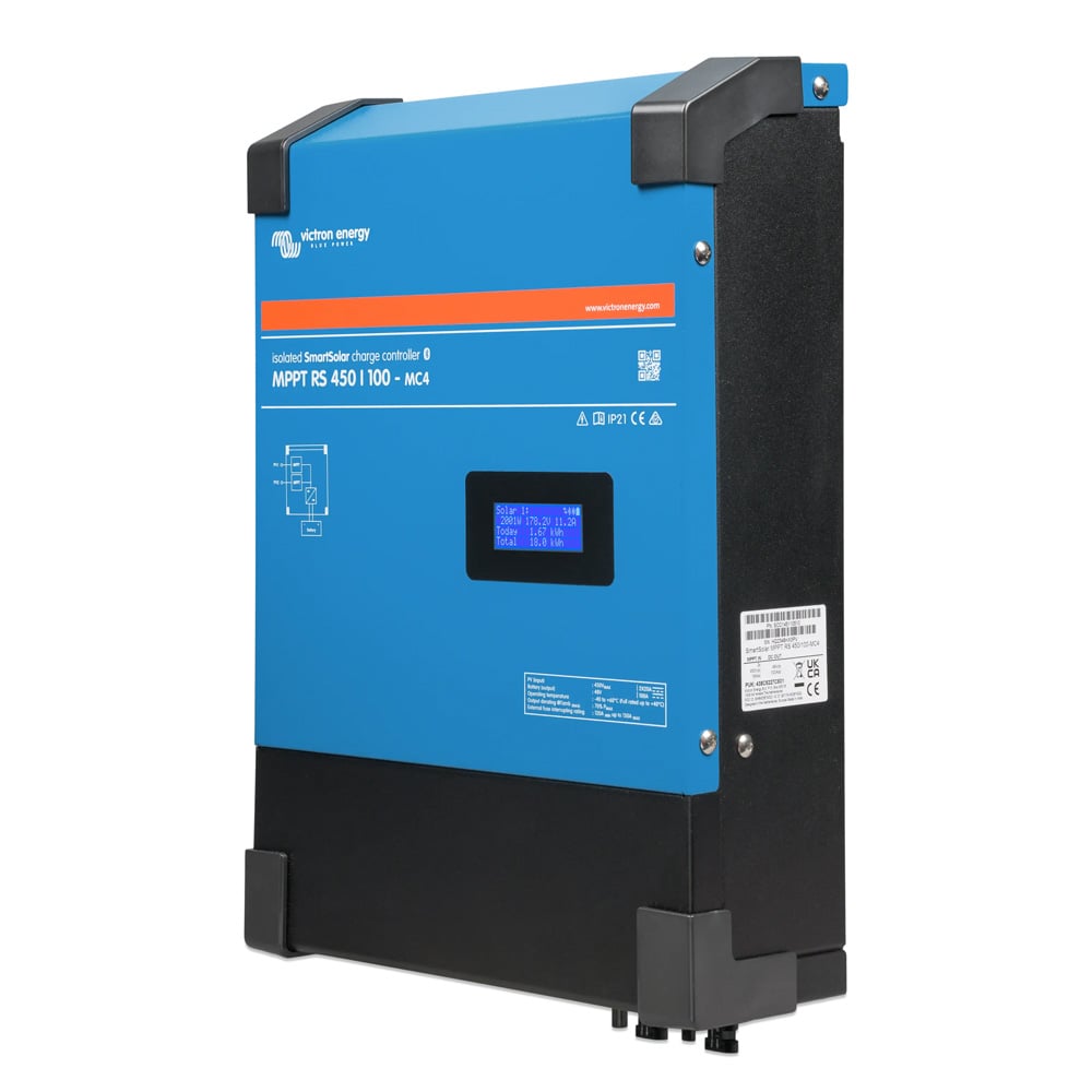Schrägansicht von rechts: des blauen, rechteckigen Victron SmartSolar MPPT RS 450/100-MC4 Ladereglers mit kleinem Display Schrägansicht von rechts: des blauen, rechteckigen Victron SmartSolar MPPT RS 450/100-MC4 Ladereglers mit kleinem Display