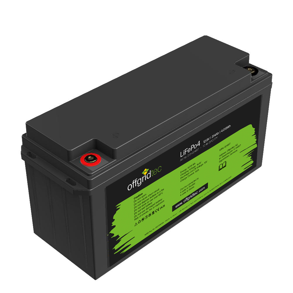 Schrägansicht von oben: Schwarze, rechteckige Offgridtec LiFePO4 mit 314Ah/4019Wh; schwarz-grünes Label