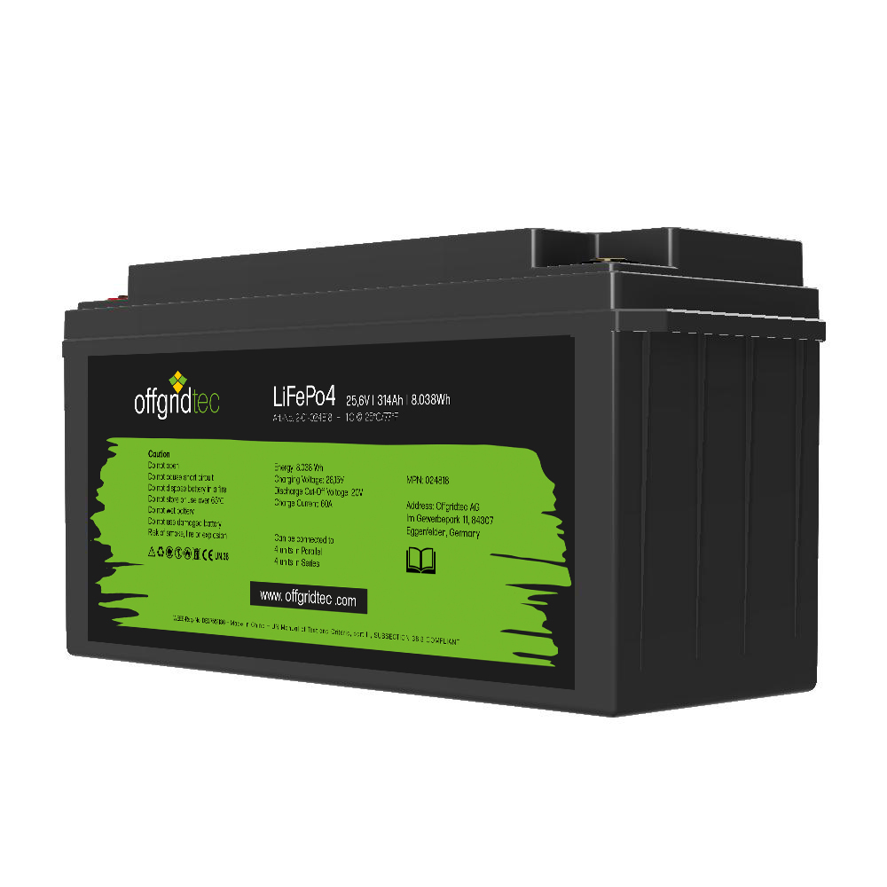 Schrägansicht: Schwarze, rechteckige Offgridtec LiFePO4 Batterie mit 314Ah/8038Wh; grün-schwarzes Label