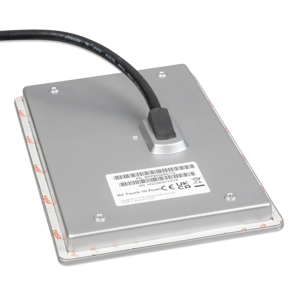 Rückansicht: GX Touch Flush Display mit eingestecktem Kabel und Montagelöchern