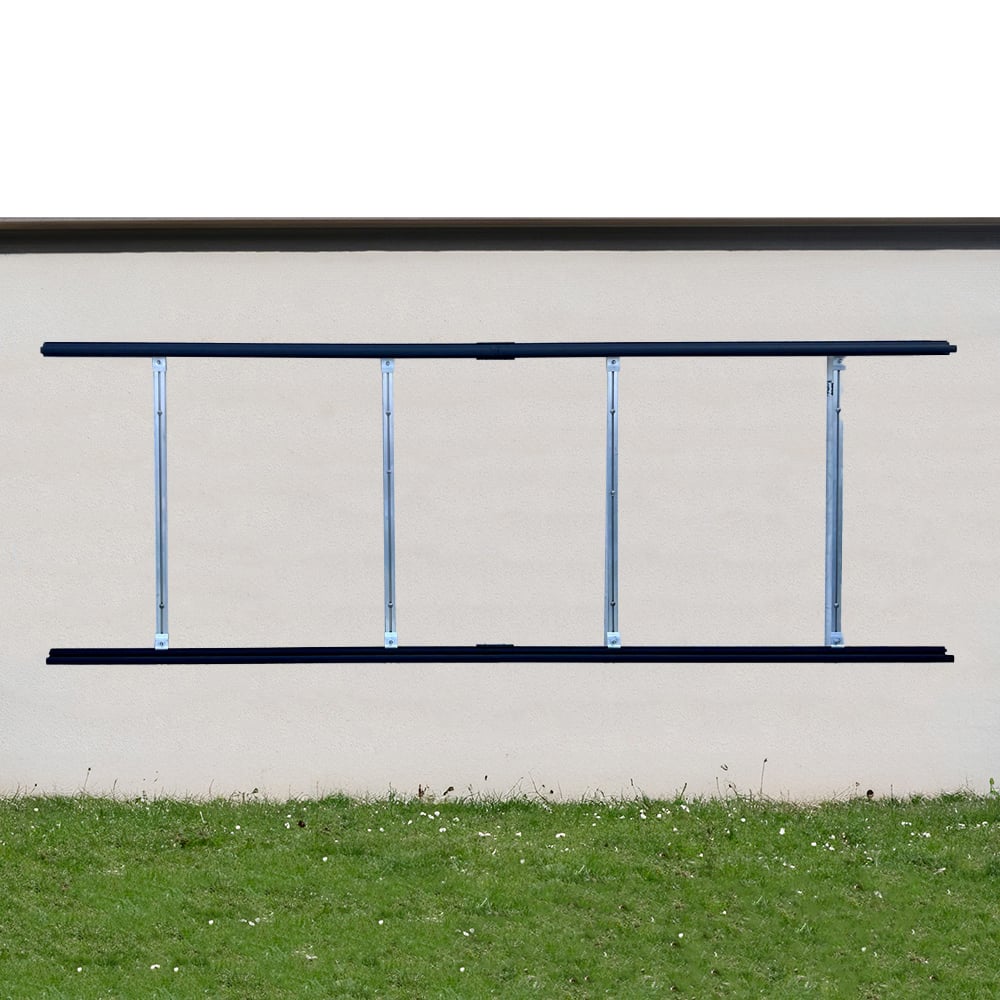 Wattstone WandPV Modulhalterung für 2 Solarmodule an einer weißen Wand vor einer Wiese angebracht