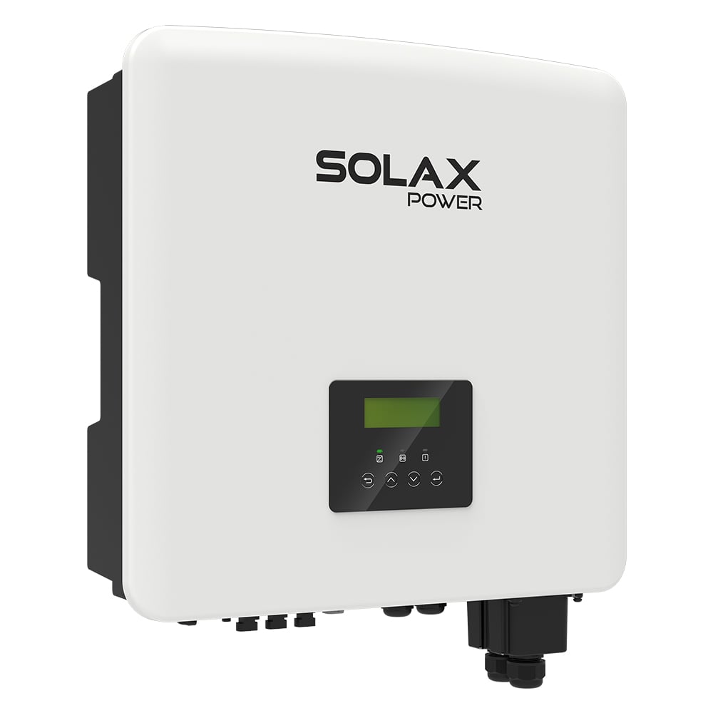 Schrägansicht von links: weißer Solax X3-HYBRID-15.0-D Wechselrichter mit Display, Tastenfeld, Anschlüssen und WiFi-Dongle