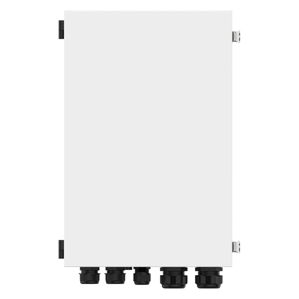 Frontansicht: weiße, rechteckige Solax X3-Matebox G2; schwarze und silberne Scharniere & unten schwarze Kabelverschraubungen