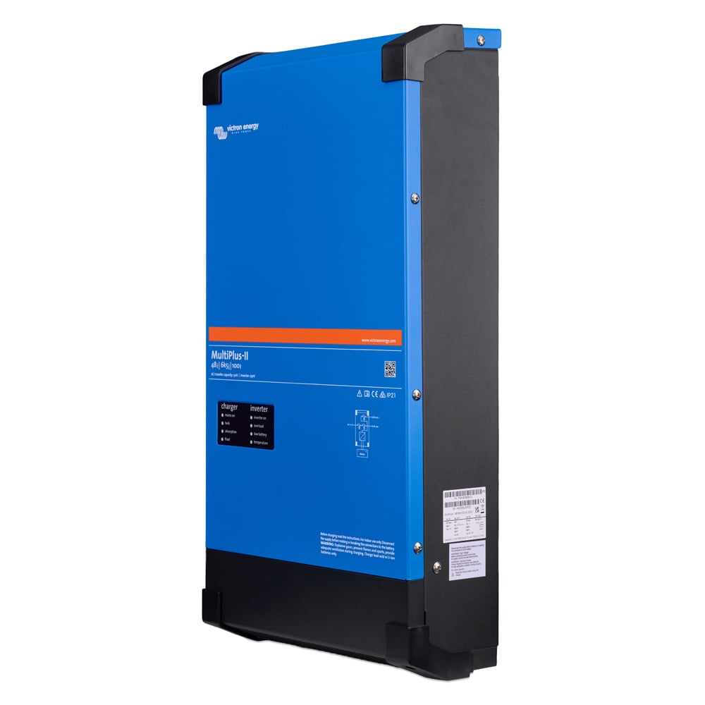 Schrägansicht von rechts: blauer, rechteckige Victron MultiPlus 2 48/6k5/100-50 230V Gerätekombination mit LED-Anzeige