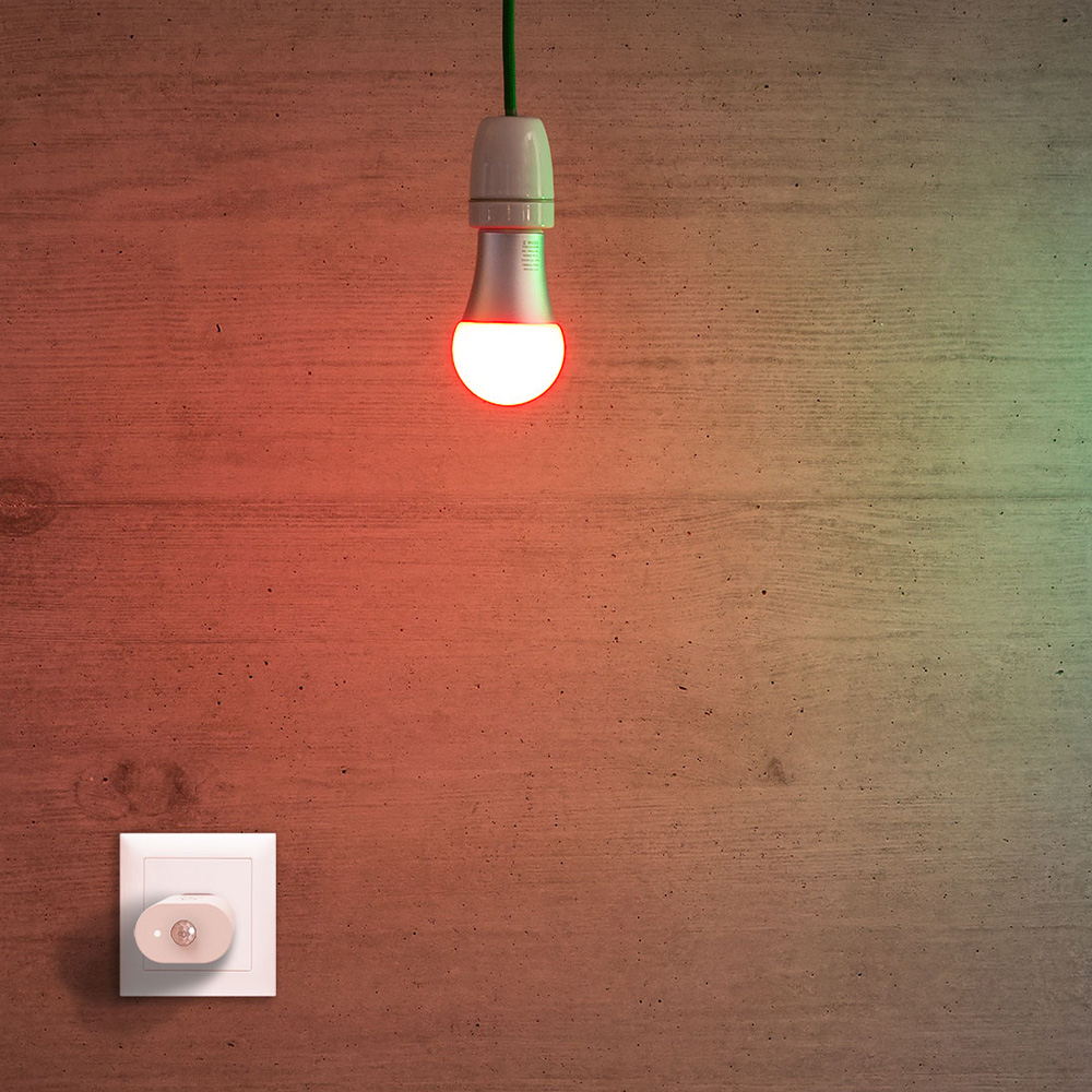 MyStrom WiFi Motion Sensor in einer Steckdose; darüber eine Lampe, die rot leuchtet