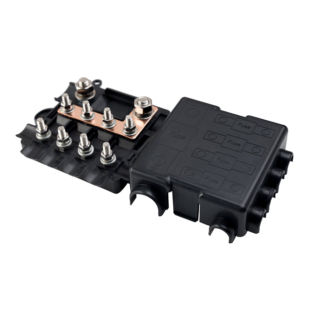 Schrägansicht: schwarzer Sicherungshalter 1 x Mega + 4 x Midi Sicherung inkl. Busbar; geöffnete Abdeckung