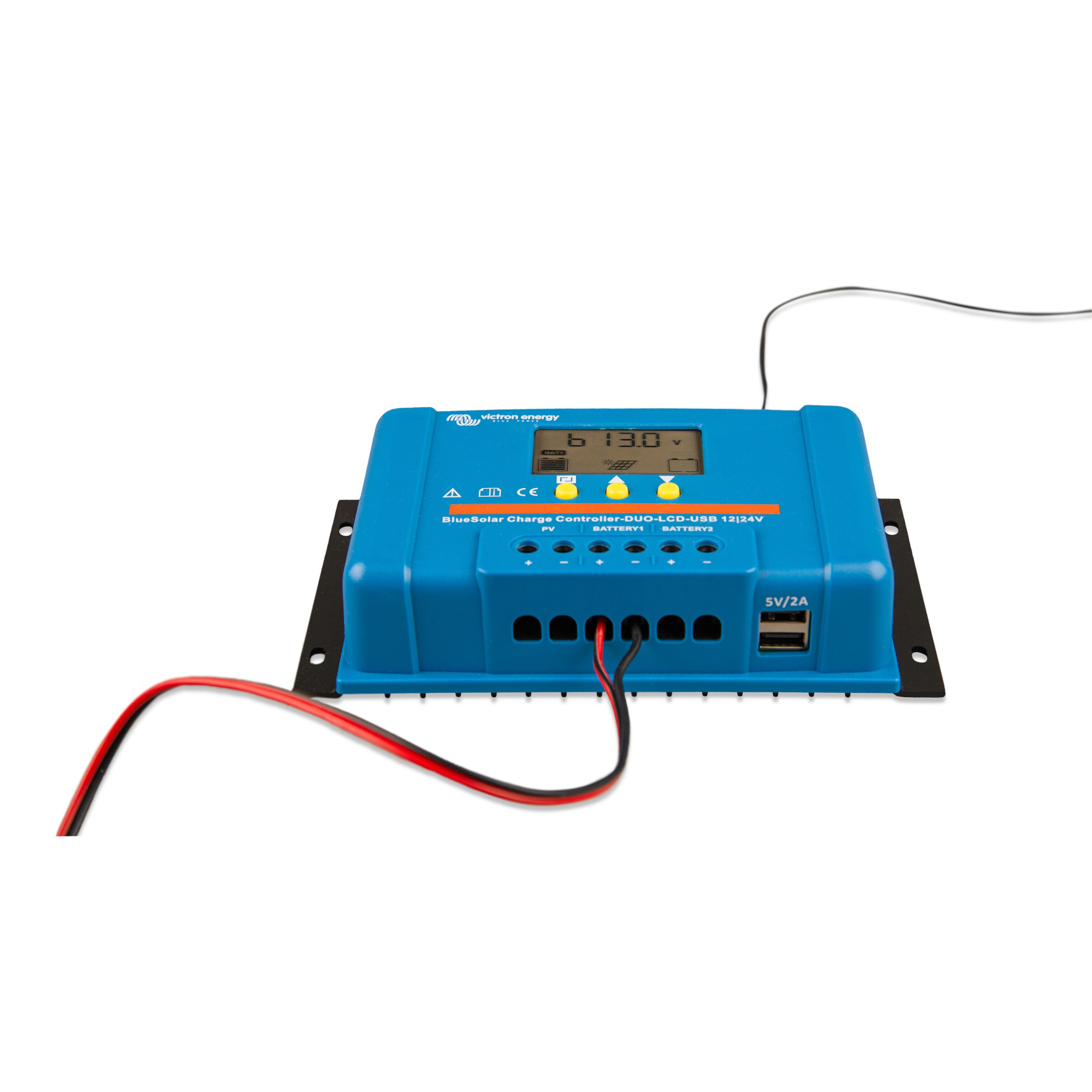 Victron BlueSolar PWM-LCD 30A Solarladeregler Schrägansicht Vorderseite Anschlüsse mit Kabeln